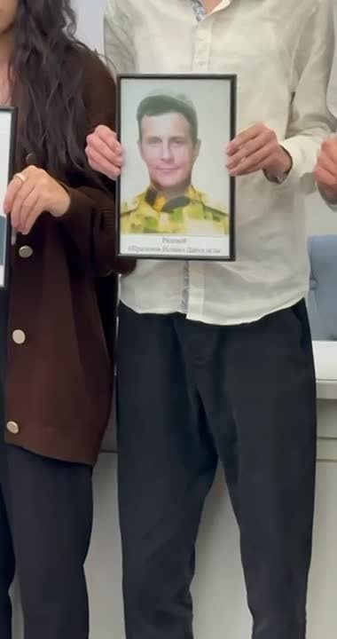 Семьям героев СВО в Каспийске вручили ордена Мужества