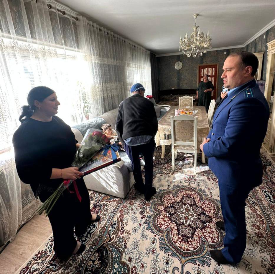 Работниками Сулейман-Стальской межрайонной прокуратуры организовано посещение семей участников специальной военной операции и семей, воспитывающих детей-инвалидов