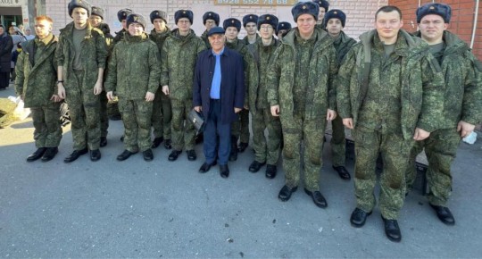 На железнодорожном вокзале Кизилюрта депутат НС РД Абдулвахид Лабазанов встретился с новобранцами, прибывшими из Свердловской области для несения службы в нашей республике, в части, дислоцированной в Буйнакске