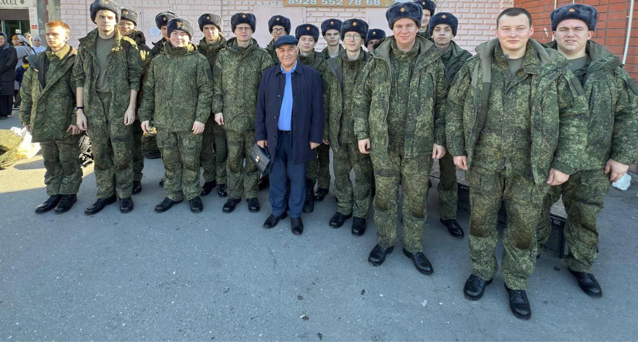 На железнодорожном вокзале Кизилюрта депутат НС РД Абдулвахид Лабазанов встретился с новобранцами, прибывшими из Свердловской области для несения службы в нашей республике, в части, дислоцированной в Буйнакске