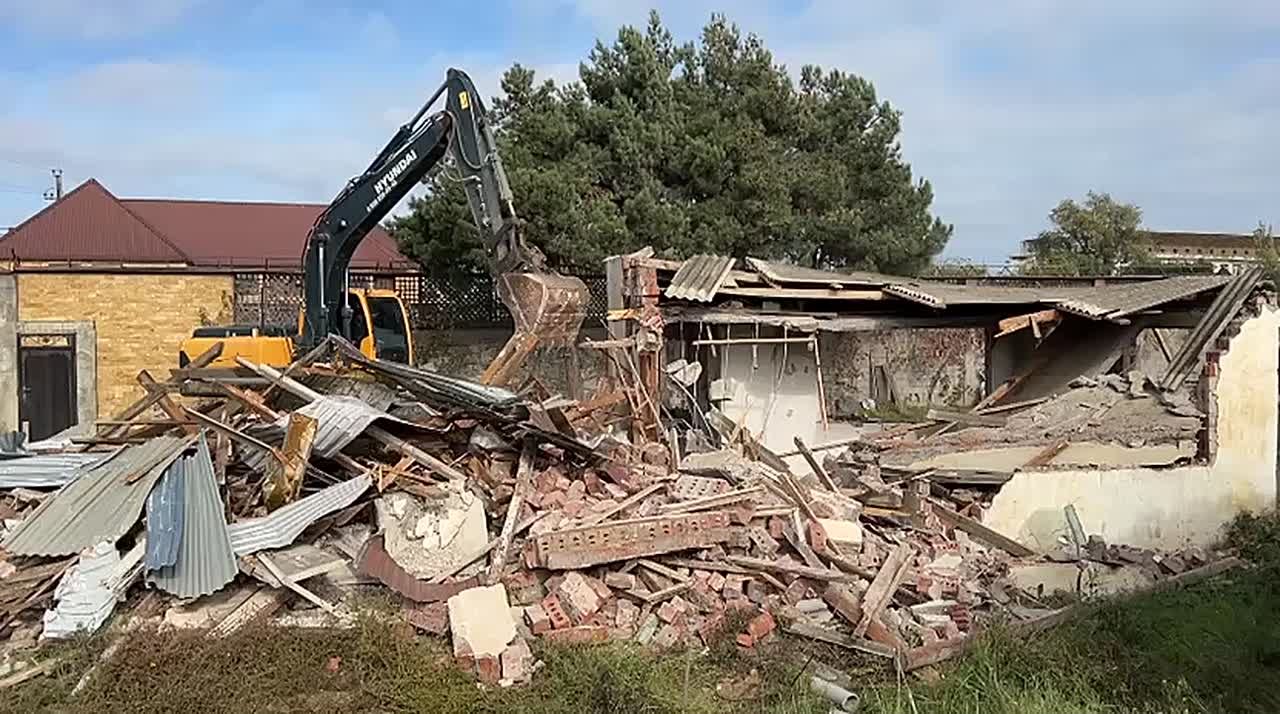 В Каспийске начался снос незаконных объектов на берегу Каспийского моря