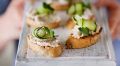 Праздничная закуска: брускетты с паштетом из скумбрии, яблоком и луком