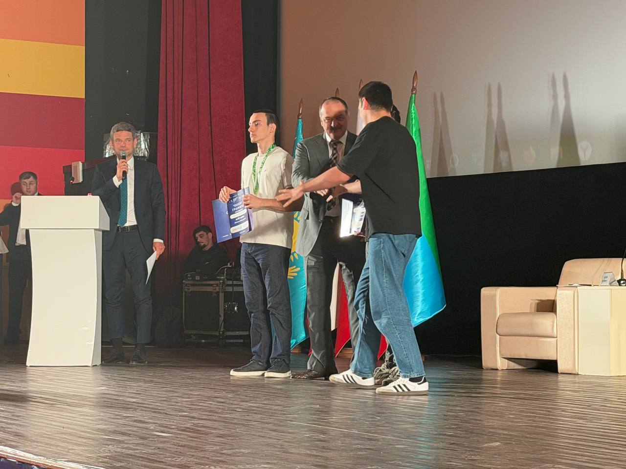 Глава Дагестана Сергей Меликов наградил победителей молодежных активностей Глава Дагестана Сергей Меликов наградил победителей молодежных активностей