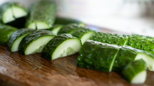 За уши не оторвать: необычная закуска из огурцов и спрайта придется по душе всей семье