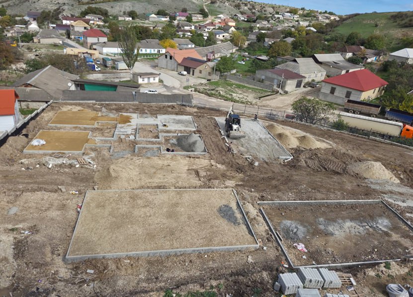 На площадке новой школы села Какамахи Карабудахкенского района готовят основания будущих спортплощадок На площадке новой школы села Какамахи Карабудахкенского района готовят основания будущих спортплощадок