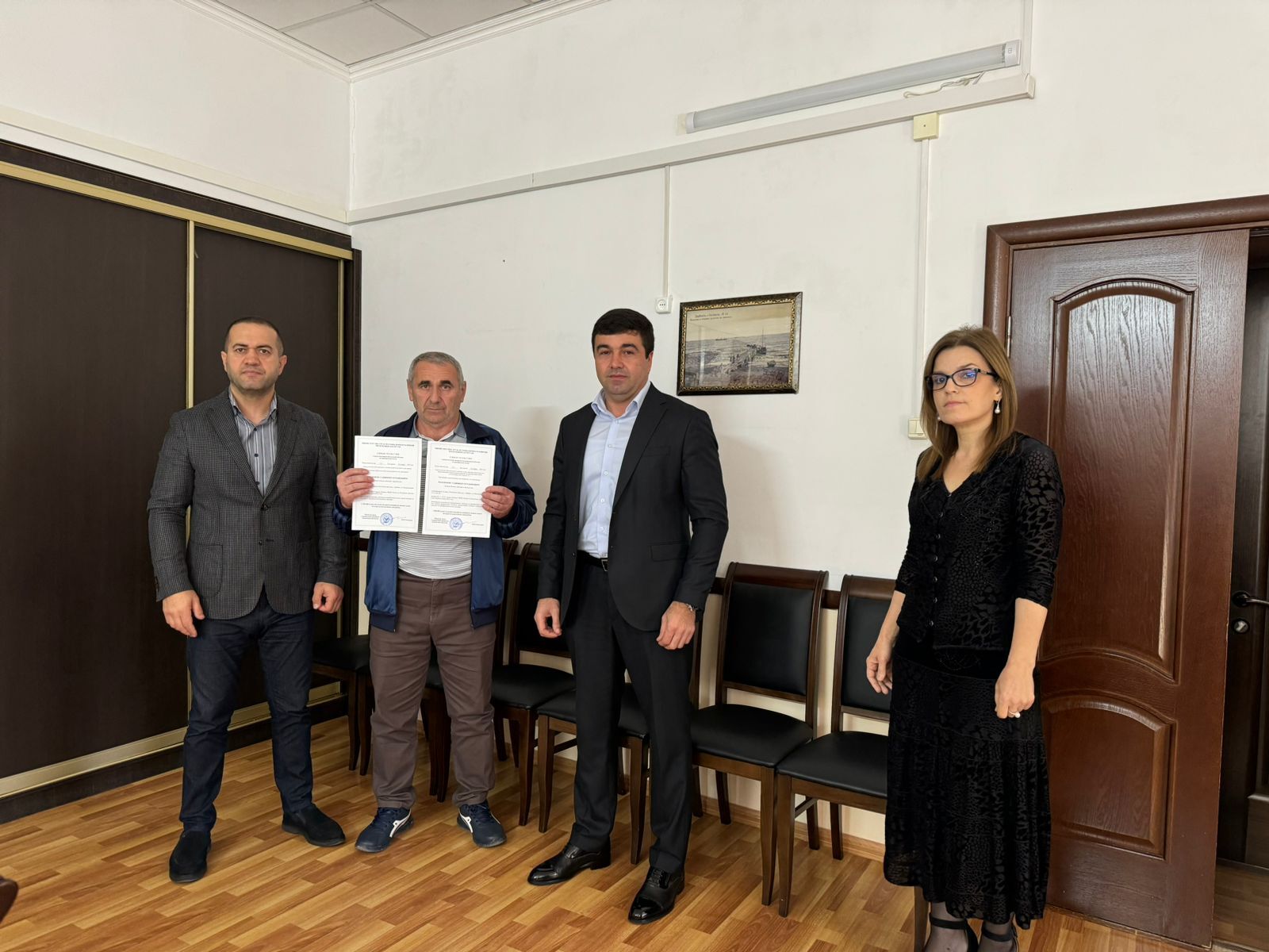 31 октября 2025 года начальник МБУ "Управление по жилищным вопросам" администрации городского округа "город Дербент" Аскендеров Р.Я. совместно с директором ГКУ РД УСЗН в МО «город Дербент» Алихановым М.Б. вручили ветерану...