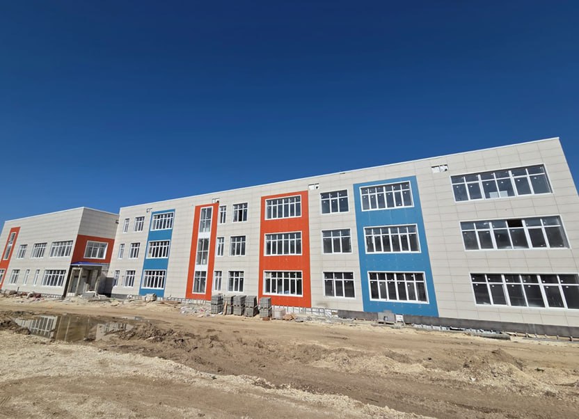 На площадке новой школы села Какамахи Карабудахкенского района готовят основания будущих спортплощадок