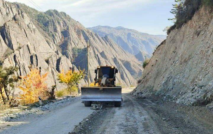 Дорожники Дагестана продолжают работы по благоустройству дорог