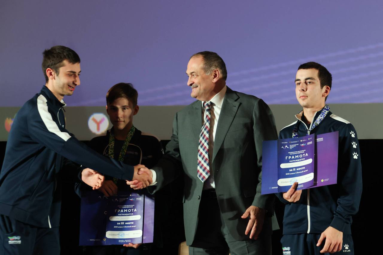 Сергей Меликов наградил победителей молодежных активностей Международного Каспийского цифрового форума
