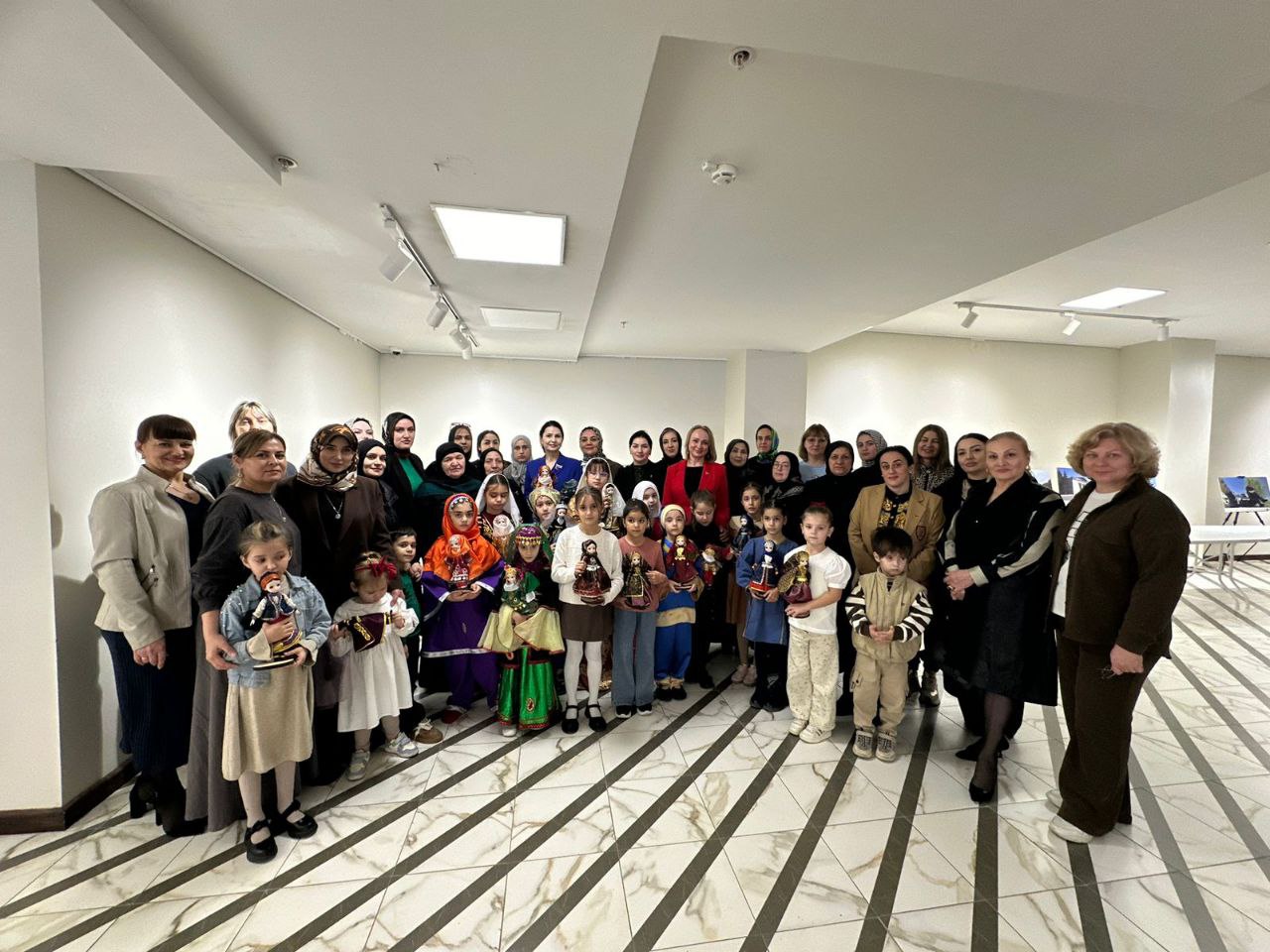 В преддверии Дня народного единства по инициативе «Женского движения Единой России» состоялась встреча, объединившая матерей, жен и детей участников СВО