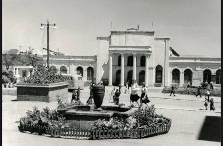 На фото – Государственный театр ДАССР на ул. Буйнакского. Здание построено в 1912 г., снесено в 1980-х гг