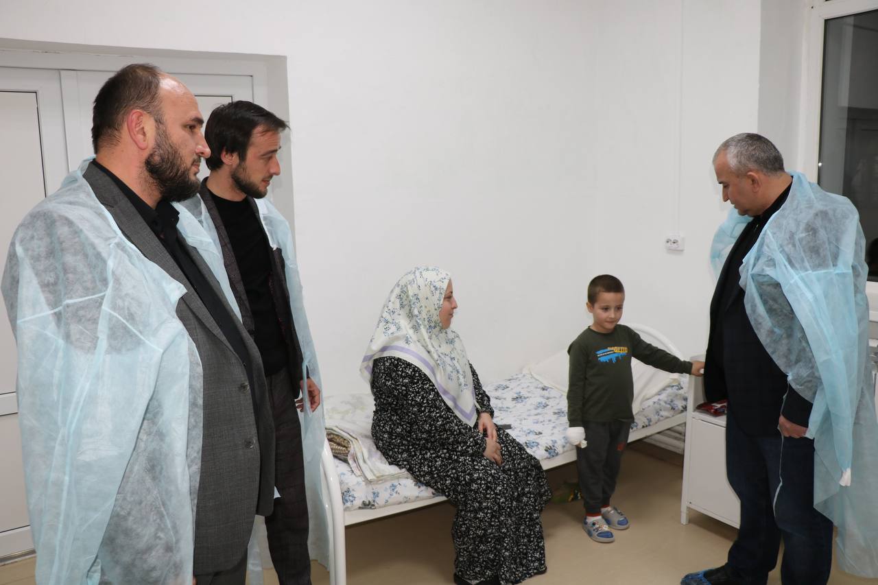 Накануне вечером по поручению министра здравоохранения Дагестана Ярослава Глазова маленьких пациентов инфекционного отделения Казбековской ЦРБ посетил первый заместитель министра Наби Кураев Накануне вечером по поручению министра здравоохранения Дагестана Ярослава Глазова маленьких пациентов инфекционного отделения Казбековской ЦРБ посетил первый заместитель министра Наби Кураев