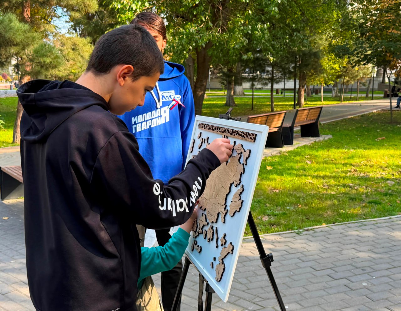 Молодогвардейцы провели в Махачкале патриотическую уличную акцию ко Дню народного единства Молодогвардейцы провели в Махачкале патриотическую уличную акцию ко Дню народного единства