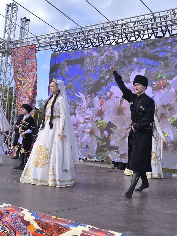 В День народного единства на площади им. Ленина состоялся грандиозный гала-концерт Открытого городского фестиваля народного творчества и традиционной культуры «Сто лиц столицы» В День народного единства на площади им. Ленина состоялся грандиозный гала-концерт Открытого городского фестиваля народного творчества и традиционной культуры «Сто лиц столицы»