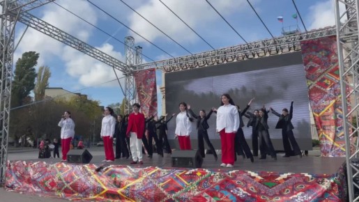 На площади имени Ленина в Махачкале проходит концерт, приуроченный ко Дню Народного Единства в рамках программы “Культура против террора»