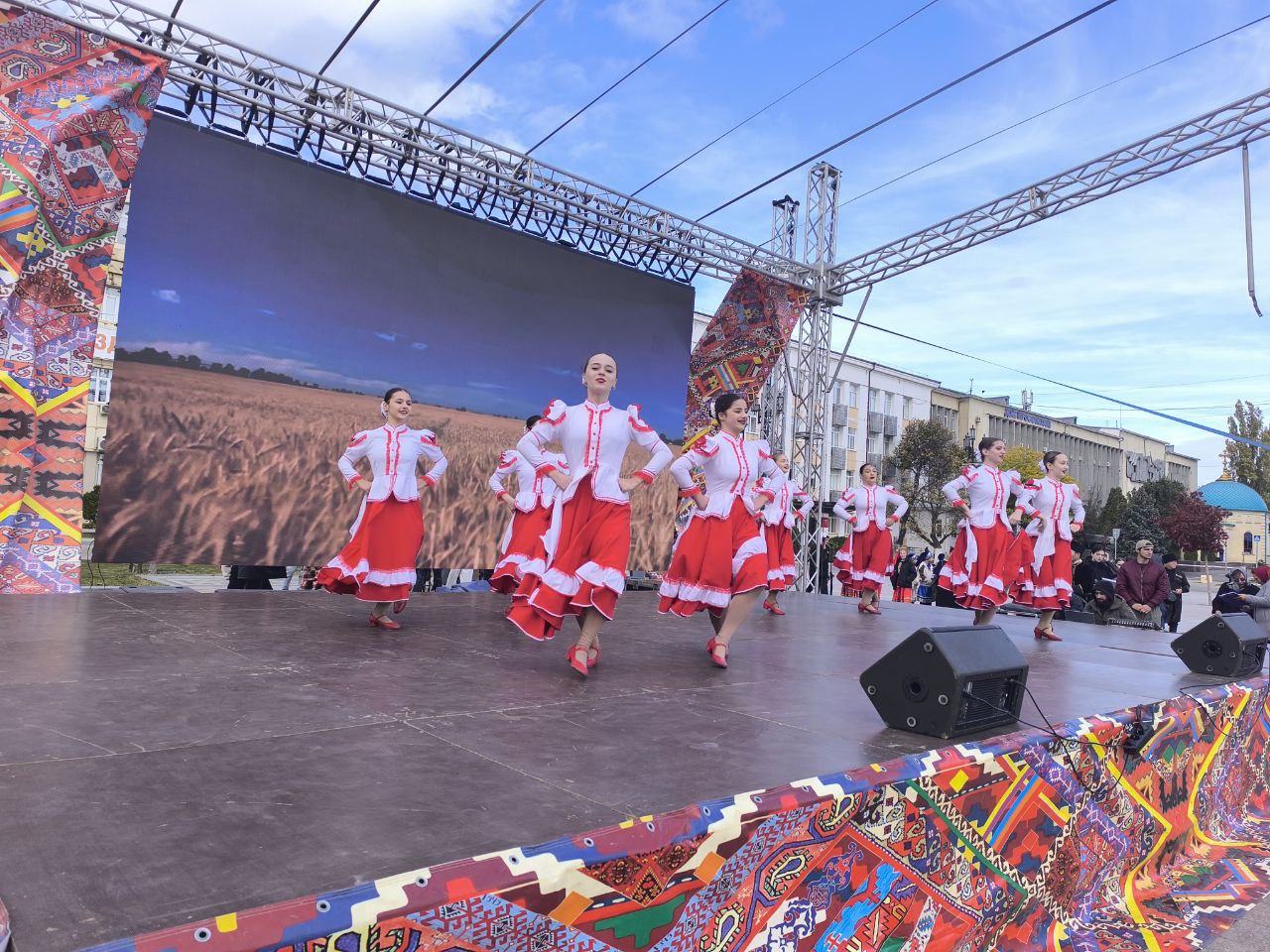 В День народного единства на площади им. Ленина состоялся грандиозный гала-концерт Открытого городского фестиваля народного творчества и традиционной культуры «Сто лиц столицы» В День народного единства на площади им. Ленина состоялся грандиозный гала-концерт Открытого городского фестиваля народного творчества и традиционной культуры «Сто лиц столицы»
