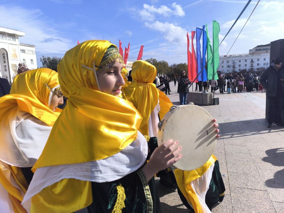 В День народного единства на площади им. Ленина состоялся грандиозный гала-концерт Открытого городского фестиваля народного творчества и традиционной культуры «Сто лиц столицы» В День народного единства на площади им. Ленина состоялся грандиозный гала-концерт Открытого городского фестиваля народного творчества и традиционной культуры «Сто лиц столицы»