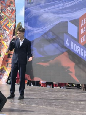 В День народного единства на площади им. Ленина состоялся грандиозный гала-концерт Открытого городского фестиваля народного творчества и традиционной культуры «Сто лиц столицы»