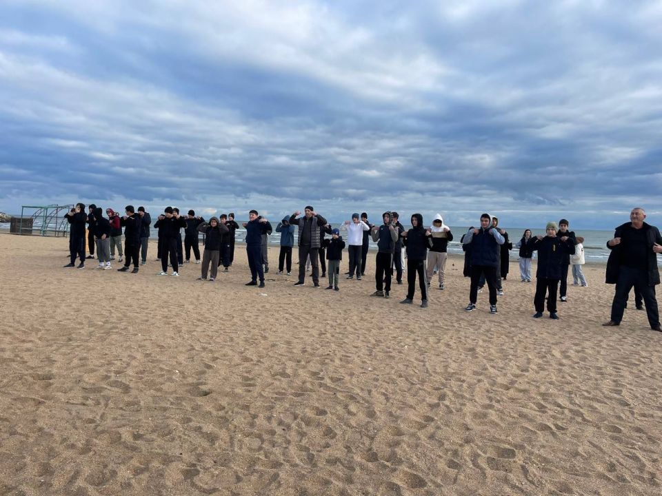 Каспийск отметил День народного единства общегородской зарядкой с участием молодежи Каспийск отметил День народного единства общегородской зарядкой с участием молодежи