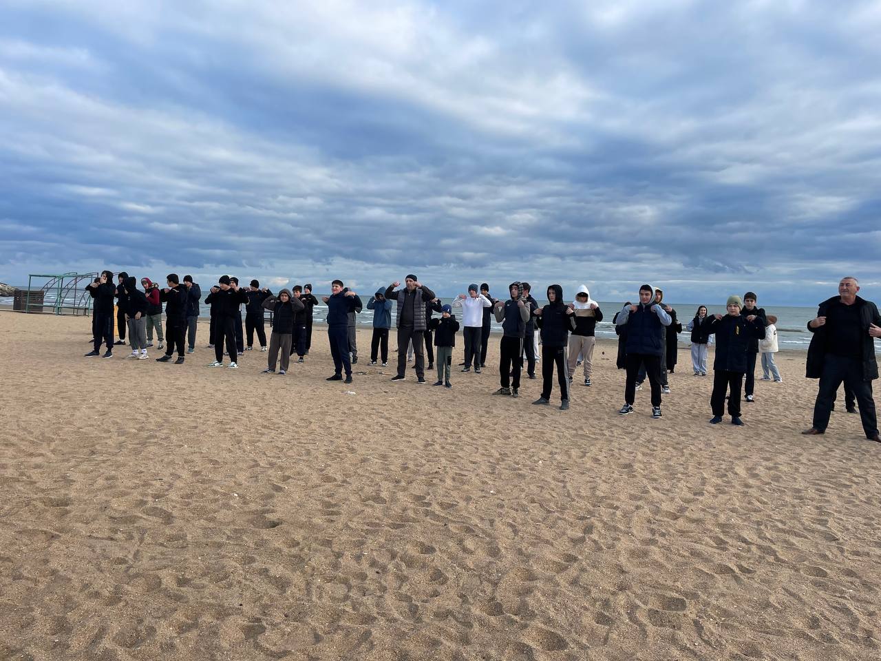 Каспийск отметил День народного единства общегородской зарядкой с участием молодежи Каспийск отметил День народного единства общегородской зарядкой с участием молодежи