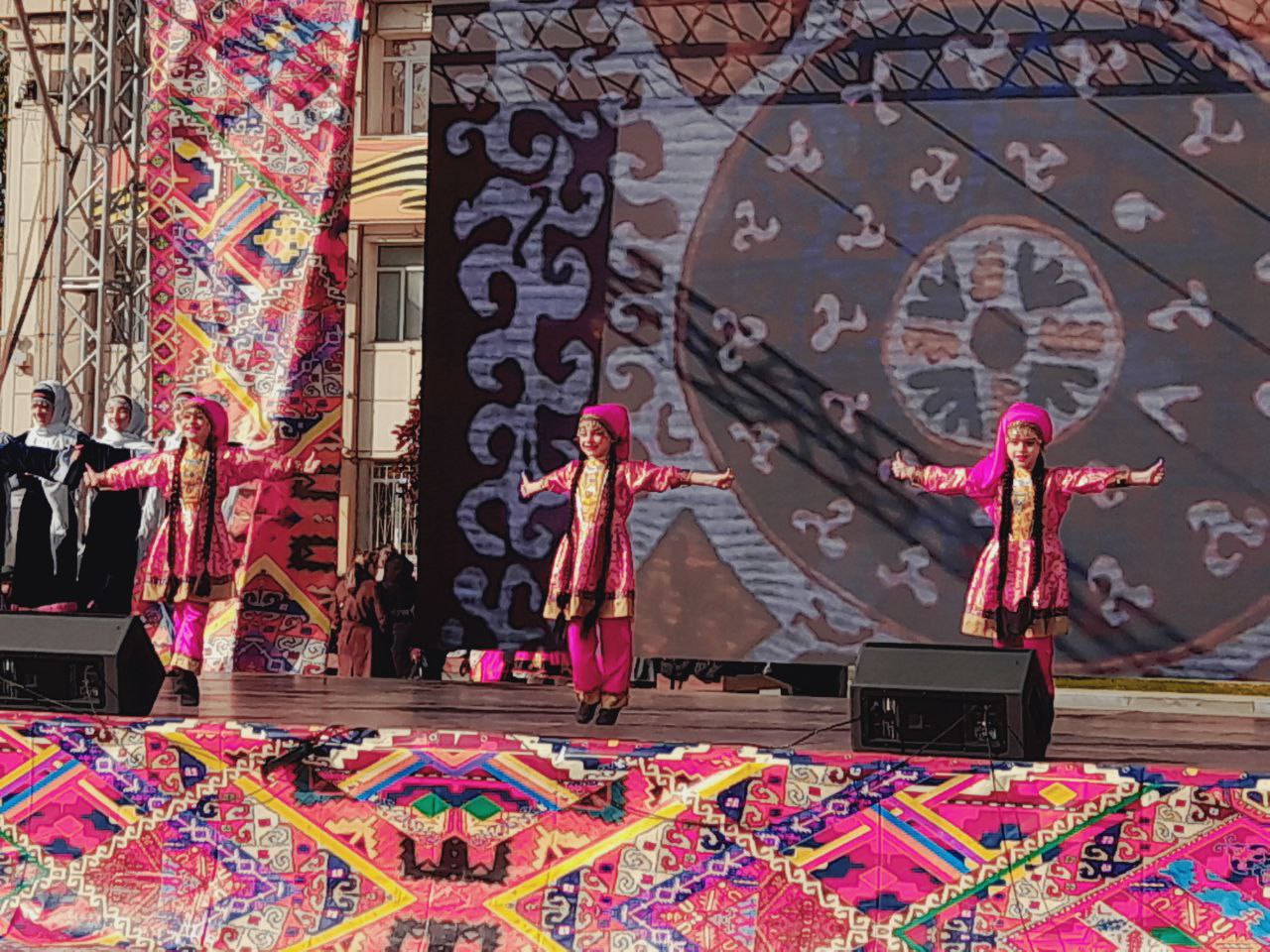 Гала-концерт "Сто лиц столицы" собрал рассыпь национальных хореографических коллективов и вокалистов Гала-концерт "Сто лиц столицы" собрал рассыпь национальных хореографических коллективов и вокалистов