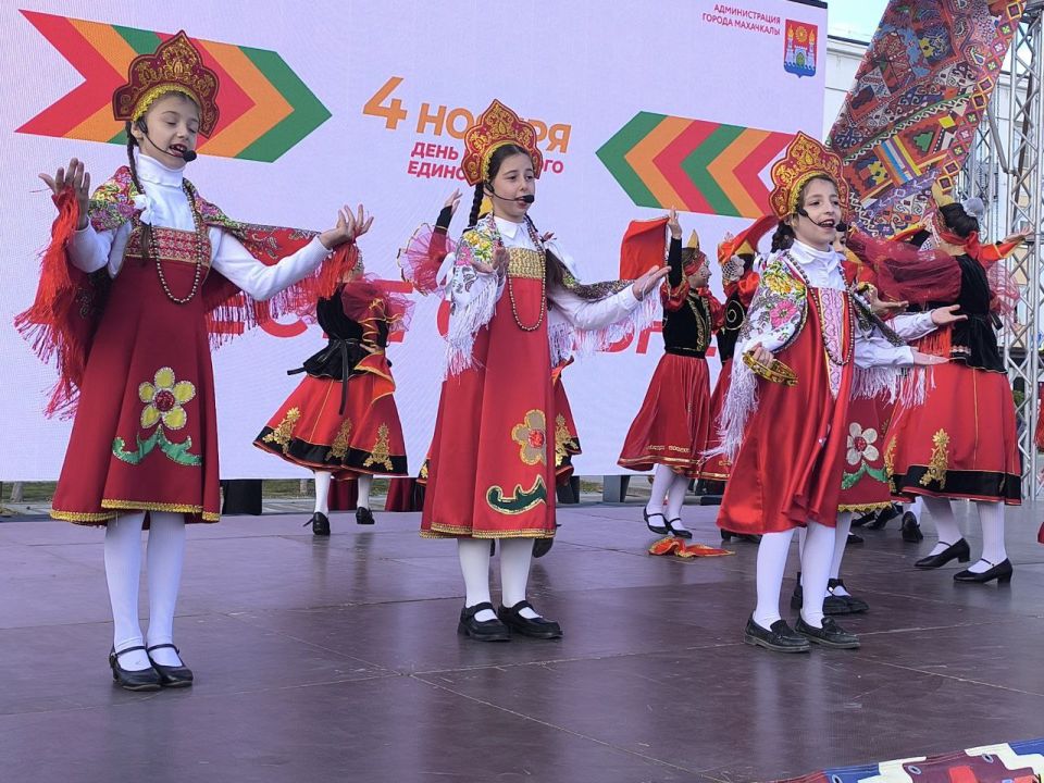 В День народного единства на площади им. Ленина состоялся грандиозный гала-концерт Открытого городского фестиваля народного творчества и традиционной культуры «Сто лиц столицы» В День народного единства на площади им. Ленина состоялся грандиозный гала-концерт Открытого городского фестиваля народного творчества и традиционной культуры «Сто лиц столицы»