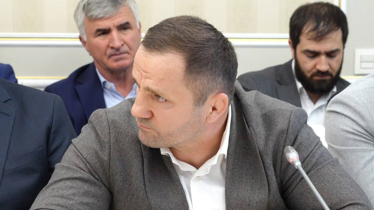 Проблему отсутствия объектов муниципальной инфраструктуры для молодежи поднял на аппаратном совещании начальник столичного Управления спорта, туризма и работы с молодежью Мурад Мирзагаджиев