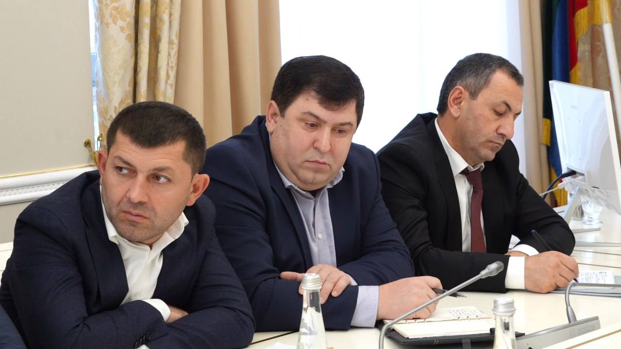 Аппаратное совещание под руководством главы Махачкалы Джамбулата Салавова проходит в администрации города Аппаратное совещание под руководством главы Махачкалы Джамбулата Салавова проходит в администрации города