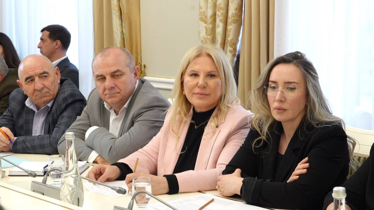 Аппаратное совещание под руководством главы Махачкалы Джамбулата Салавова проходит в администрации города Аппаратное совещание под руководством главы Махачкалы Джамбулата Салавова проходит в администрации города