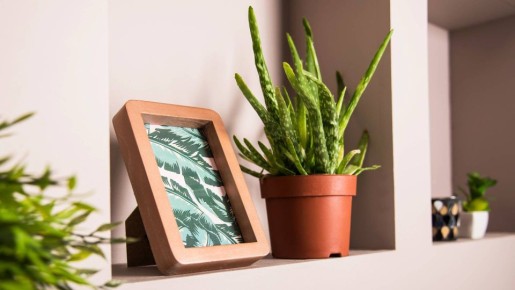 Вазы и сувениры расставляйте на полках вот как: будут выглядеть стильно и современно