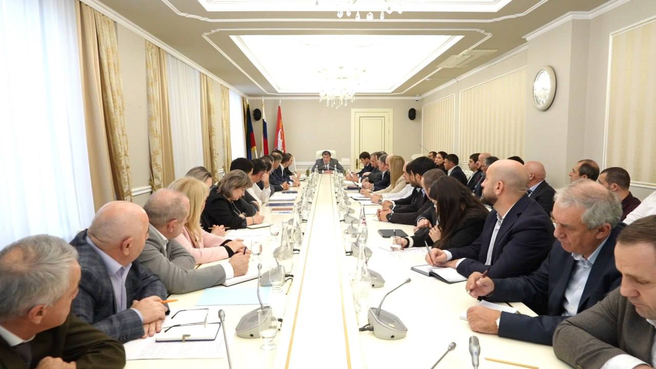 Аппаратное совещание под руководством главы Махачкалы Джамбулата Салавова проходит в администрации города Аппаратное совещание под руководством главы Махачкалы Джамбулата Салавова проходит в администрации города