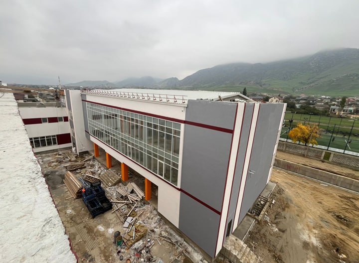 Новая школа в селе Ленинкент на 604 ученических мест: ее атмосферность и монументальность в пасмурную погоду зашкаливают