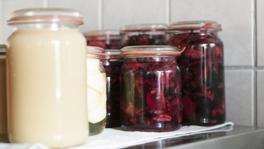 Эту хитрость знают немногие: банки из-под консервации больше не будут неприятно пахнуть