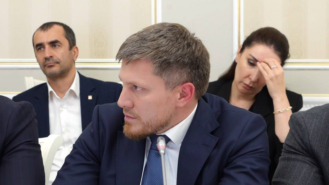 Ремонт дороги в этом году в Махачкале будет проведён на 31 объекте общей протяжённостью более 14 км. Об этом сообщил заместитель главы Махачкалы Тимур Галбацов в своём докладе