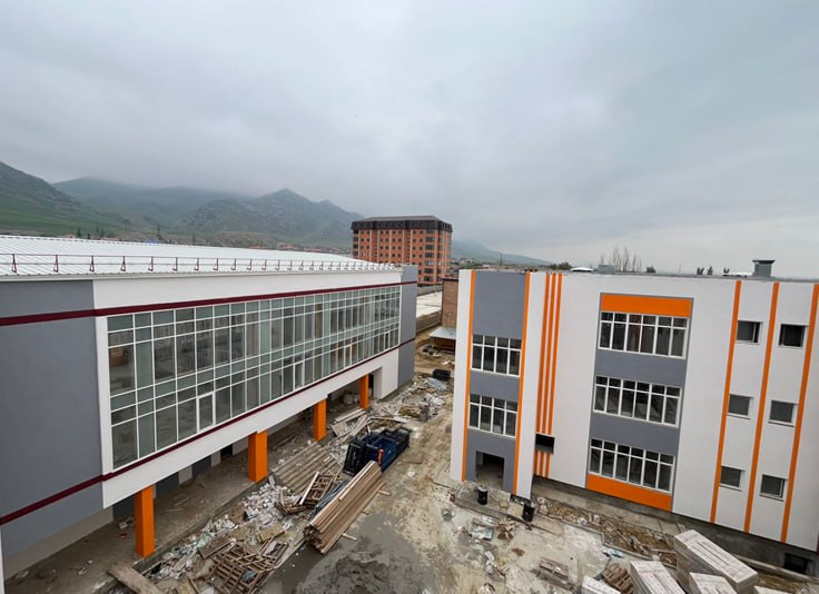 Новая школа в селе Ленинкент на 604 ученических мест: ее атмосферность и монументальность в пасмурную погоду зашкаливают Новая школа в селе Ленинкент на 604 ученических мест: ее атмосферность и монументальность в пасмурную погоду зашкаливают