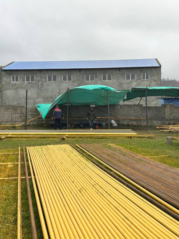 В селе Алмак Казбековского района строят газопровод