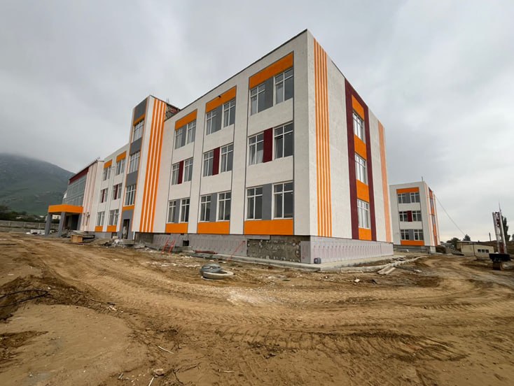 Новая школа в селе Ленинкент на 604 ученических мест: ее атмосферность и монументальность в пасмурную погоду зашкаливают Новая школа в селе Ленинкент на 604 ученических мест: ее атмосферность и монументальность в пасмурную погоду зашкаливают