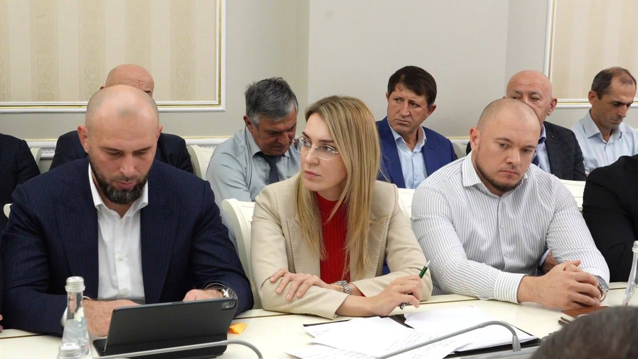 Аппаратное совещание под руководством главы Махачкалы Джамбулата Салавова проходит в администрации города Аппаратное совещание под руководством главы Махачкалы Джамбулата Салавова проходит в администрации города