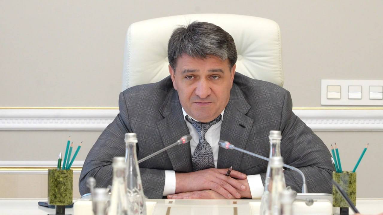 Аппаратное совещание под руководством главы Махачкалы Джамбулата Салавова проходит в администрации города