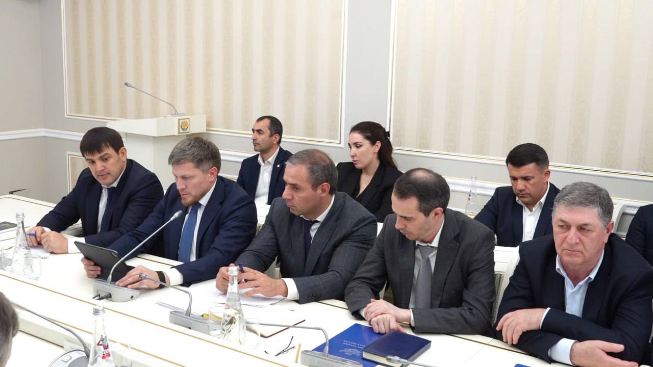 Аппаратное совещание под руководством главы Махачкалы Джамбулата Салавова проходит в администрации города Аппаратное совещание под руководством главы Махачкалы Джамбулата Салавова проходит в администрации города