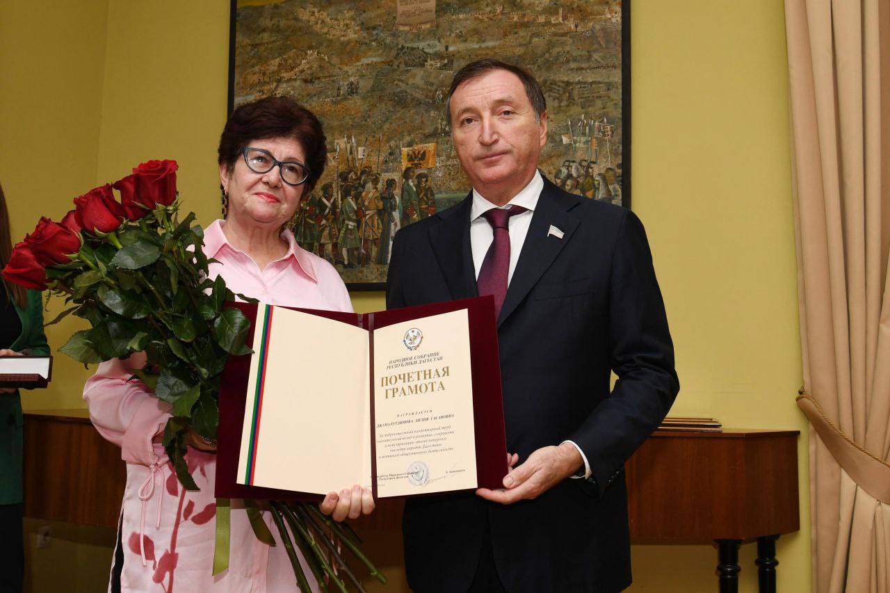 Заур Аскендеров наградил отличившихся работников музея Почетными грамотами Народного Собрания РД, Благодарственными письмами Председателя Народного Собрания РД и памятными именными часами Председателя Народного Собрания РД Заур Аскендеров наградил отличившихся работников музея Почетными грамотами Народного Собрания РД, Благодарственными письмами Председателя Народного Собрания РД и памятными именными часами Председателя Народного Собрания РД