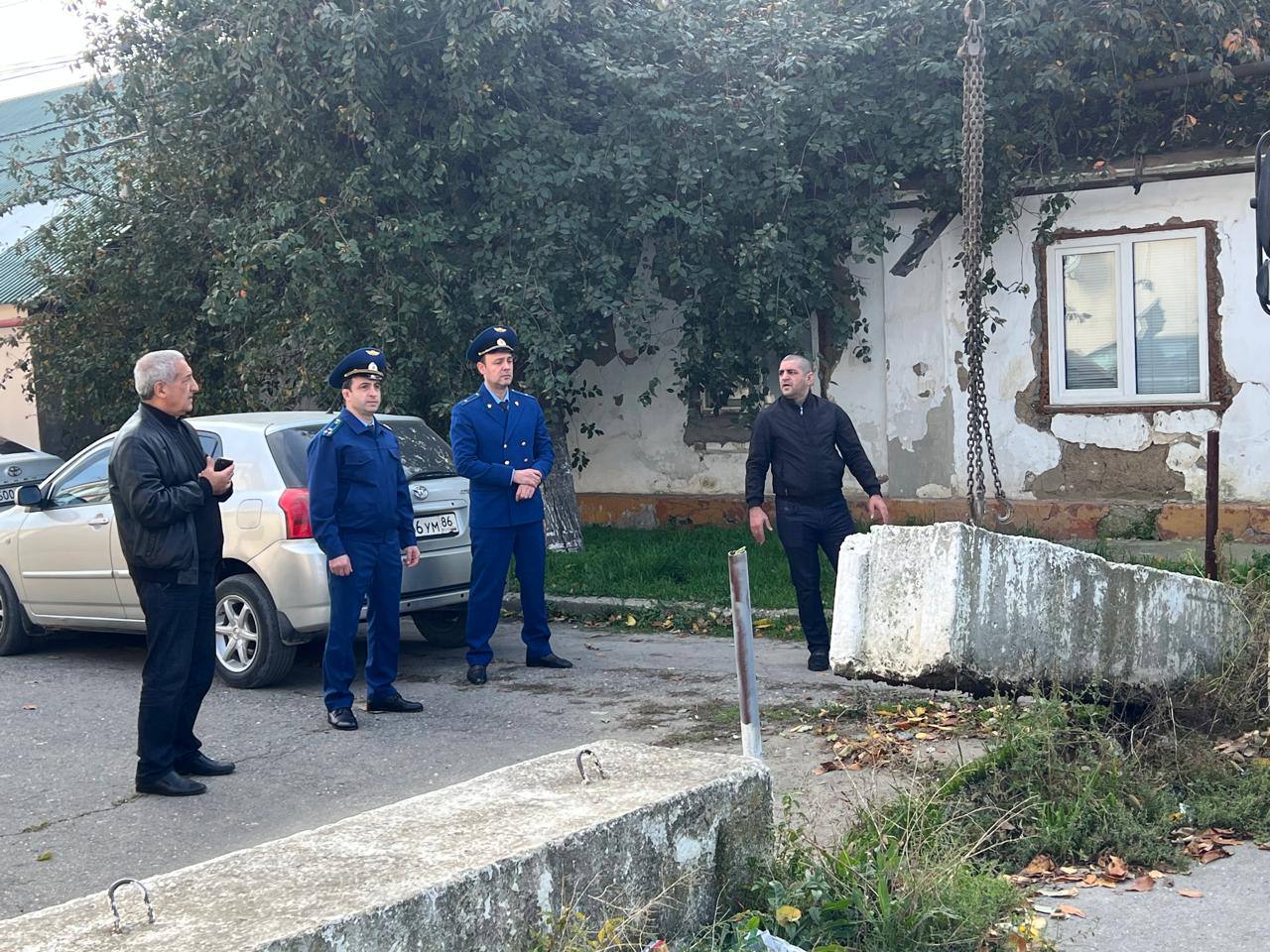 По требованию прокуратуры Хасавюрта демонтированы незаконно установленные на автодороге бетонные блоки и шлагбаумы