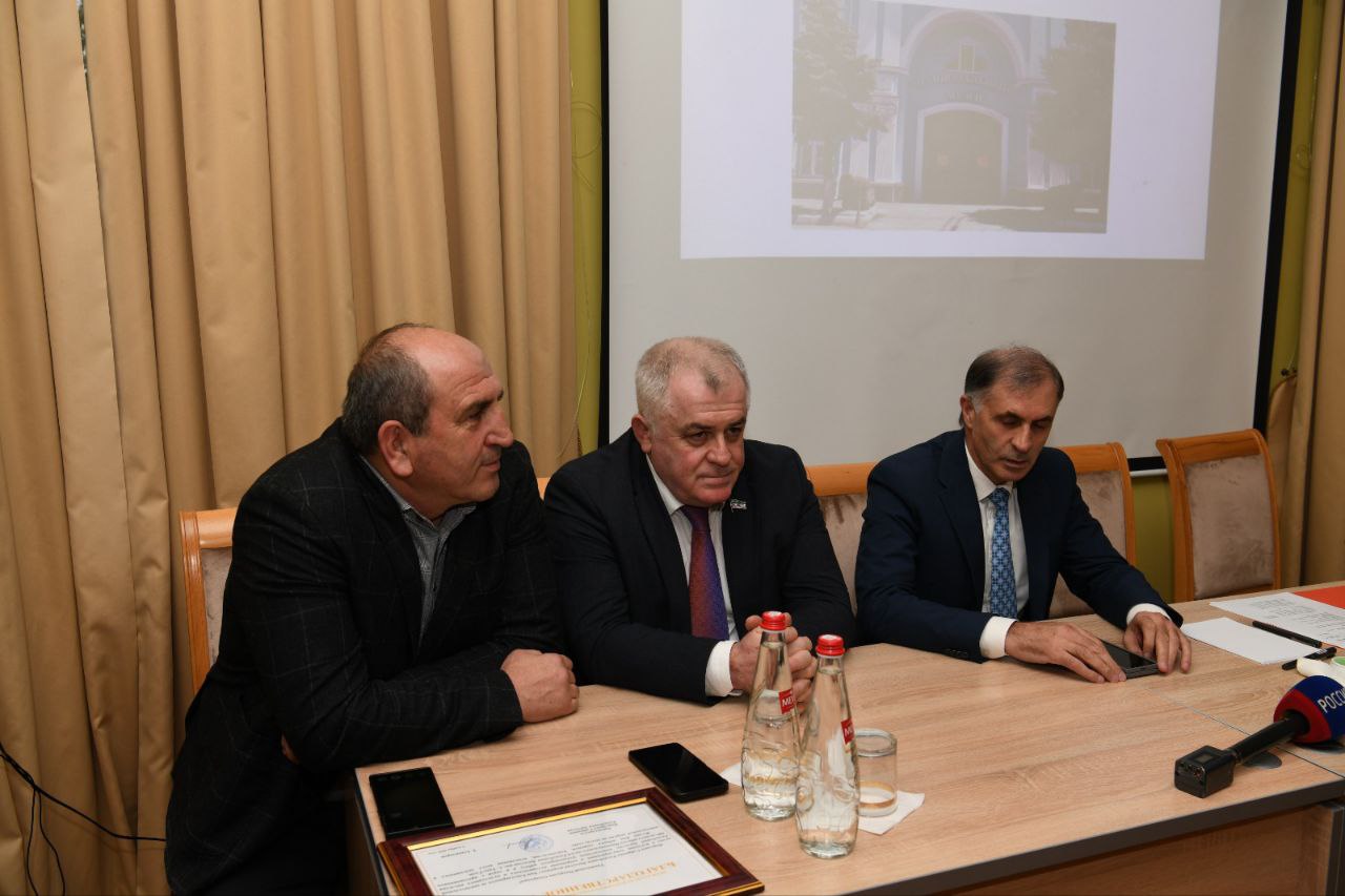 Поздравить сотрудников Национального музея РД им А.Тахо-Годи прибыли также Заместитель Председателя Народного Собрания РД Камил Давдиев и председатель Комитета НС РД по делам молодежи, спорту и туризму Мурат Пайзулаев