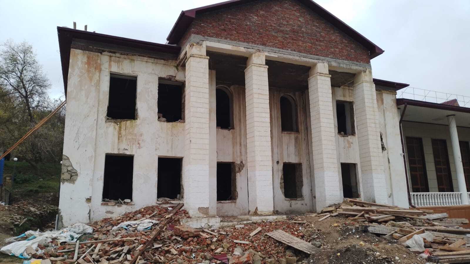 Глава Дахадаевского района Магомед Абдулкадиров проверил ход капитальной реконструкции районной библиотеки по федеральной программе Глава Дахадаевского района Магомед Абдулкадиров проверил ход капитальной реконструкции районной библиотеки по федеральной программе