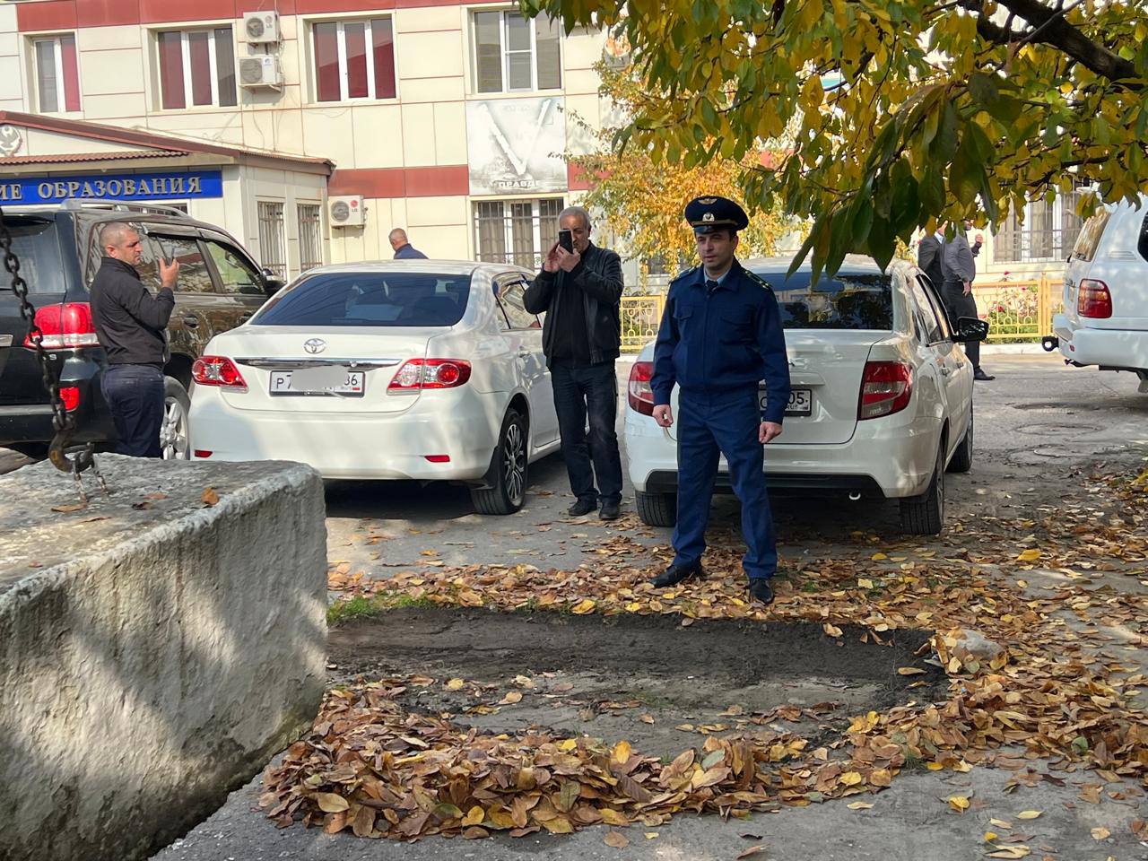 По требованию прокуратуры Хасавюрта демонтированы незаконно установленные на автодороге бетонные блоки и шлагбаумы По требованию прокуратуры Хасавюрта демонтированы незаконно установленные на автодороге бетонные блоки и шлагбаумы