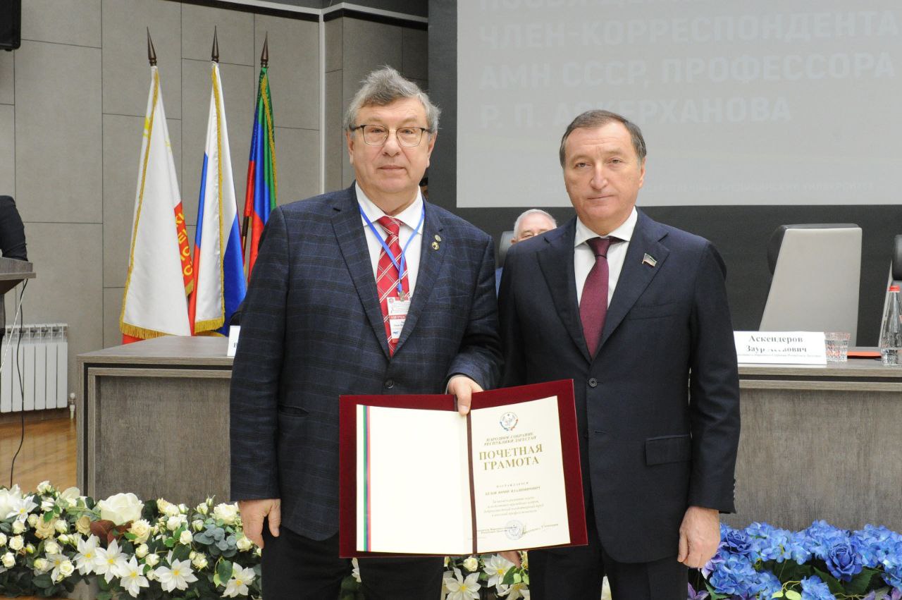 В ходе мероприятия спикер парламента Заур Аскендеров вручил награды Народного Собрания специалистам крупнейших медицинских центров нашей страны В ходе мероприятия спикер парламента Заур Аскендеров вручил награды Народного Собрания специалистам крупнейших медицинских центров нашей страны