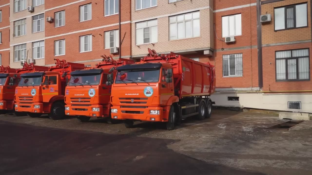 Джамбулат Салавов: Уважаемые махачкалинцы!. Сегодня осмотрел новую спецтехнику для вывоза твёрдых коммунальных отходов, поступившую в автопарк МБУ «Благоустройство г. Махачкалы»