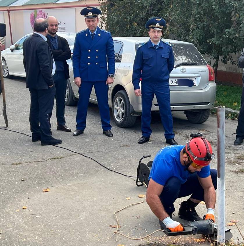 По требованию прокуратуры Хасавюрта демонтированы незаконно установленные на автодороге бетонные блоки и шлагбаумы По требованию прокуратуры Хасавюрта демонтированы незаконно установленные на автодороге бетонные блоки и шлагбаумы