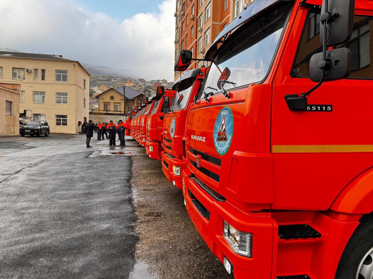 10 новых мусоровозов для вывоза ТКО поступили в Махачкалу 10 новых мусоровозов для вывоза ТКО поступили в Махачкалу