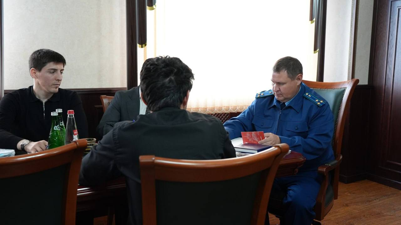 Прокурор природоохранной прокуратуры провел прием граждан в Хасавюрте Прокурор природоохранной прокуратуры провел прием граждан в Хасавюрте